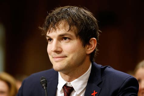 Ashton Kutcher über Mila Kunis: Sie tritt mir in den ...