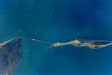 Así se ve el nuevo puente de Crimea desde el espacio ...