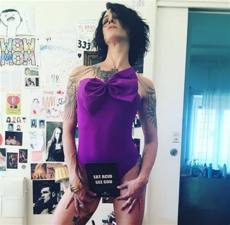 Asia Argento,  ragazzaccia  in viola su Instagram ...