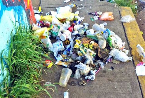 Aumenta el problema de basura regada por las calles   NOTI ...