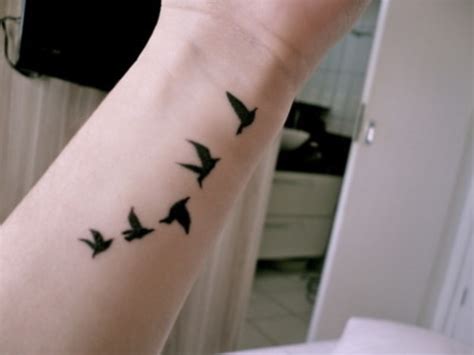 Aves Volando en fila   Tatuajes para Mujeres