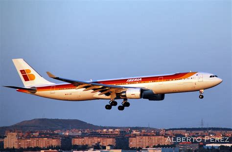 Aviones aterrizando y despegando en Adolfo Suarez Madrid ...