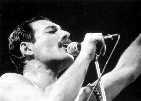 Bajo el Signo de Libra:  Living on my own  Freddie Mercury