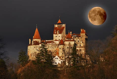 BANCO DE IMÁGENES: Noche de luna llena en el castillo de ...