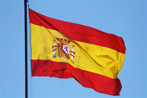 Bandera de España | Bandera de España ondeando en lo alto ...