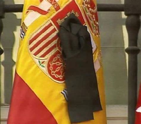 bandera espanola con crespon negro   La Paseata