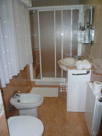 baño completo con ducha: fotografía de La Pandiña, Moaña ...