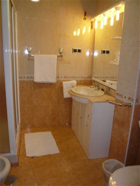 baño completo con ducha: fotografía de La Pandiña, Moaña ...
