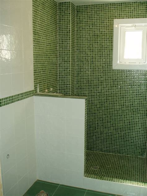Baño gresite verde en combinación con azulejo blanco ...