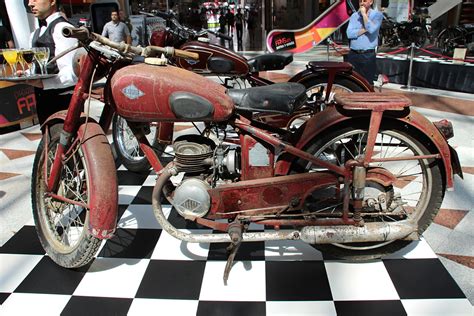 Barakaldo Digital: Una exposición de motos Lube recuerda ...