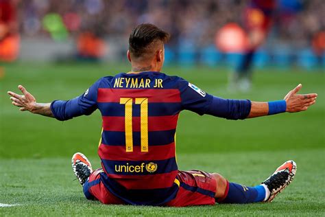 Barca ties Neymar down with 250 mln euro buyout clause ...