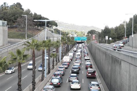 Barcelona prohibirá el tráfico a los coches más ...