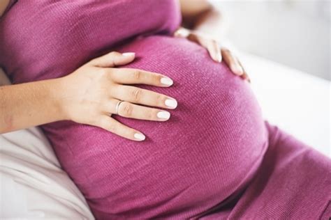Barriga dura en el embarazo es señal de contracción   Tua ...