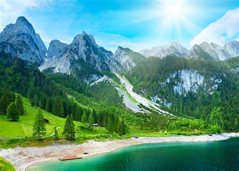 Belle vue sur le lac alpin de montagne d été et de soleil ...