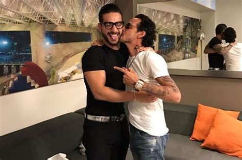 Beso de Marc Anthony a Maluma estremece las redes sociales ...