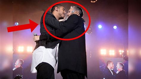 Beso entre Miguel Bosé y Manuel Medrano en concierto ...