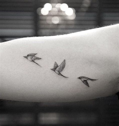 Best 25+ Small bird tattoos ideas on Pinterest | Simple ...
