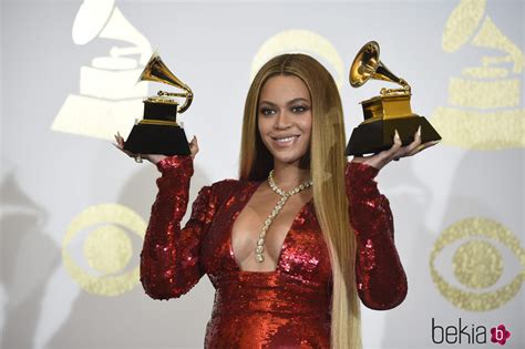 Beyoncé con sus dos premios Grammy 2017   Foto en Bekia ...