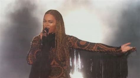 Beyonce lo peta en una actuación con Kendrick Lamar
