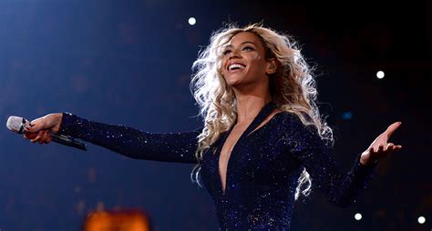 Beyoncé Performs  Irreplaceable  in Spanish During ...