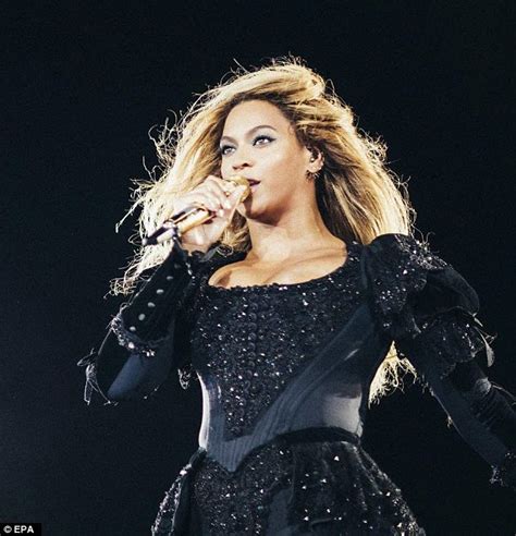 Beyonce surprises fans in Barcelona by performing Spanish ...