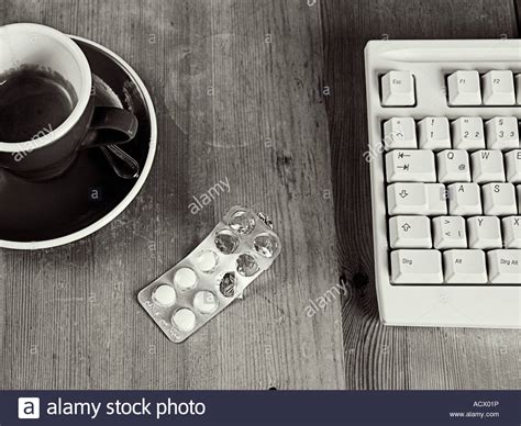 Bodegón con café, tabletas y el teclado del ordenador ...