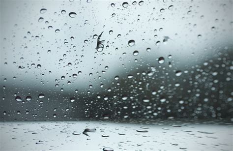 Borrosa gota de lluvia en la ventana | Descargar Fotos gratis