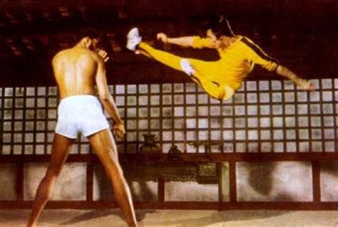 Bruce Lee fights an impossibly tall  and blind  Kareem ...