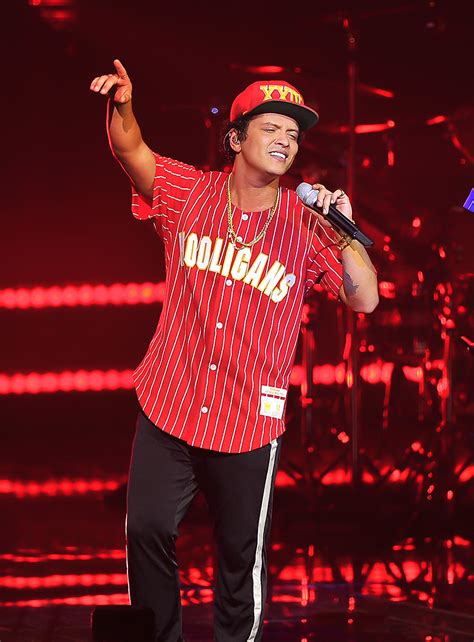 Bruno Mars 24K Magic Tour   FRONT of HOUSE