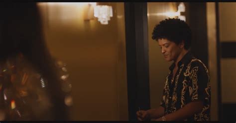 Bruno Mars   Versace On The Floor Dinle | İzlesene.com