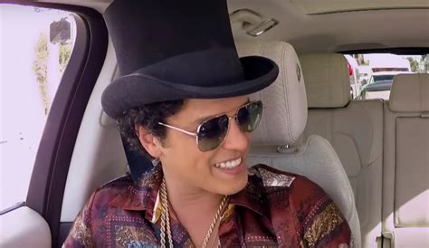 Bruno Mars viste a James Corden con su look en el  Carpool ...