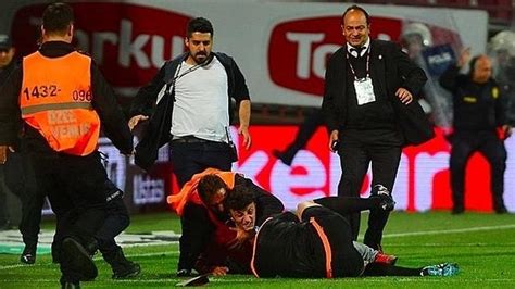 Brutal agresión a un árbitro en el Trabzonspor Fenerbahce