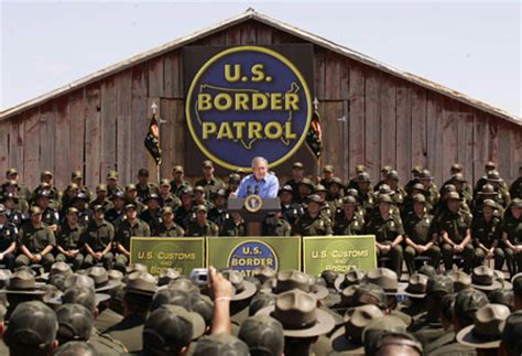 Bush visits US Border Patrol