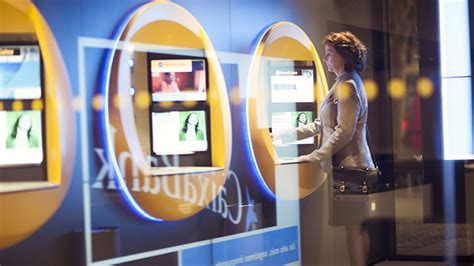 CaixaBank abrirá 290 de sus oficinas por las tardes