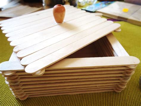 Caja con palitos de madera o palitos de paleta.