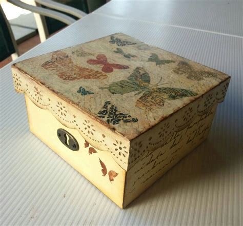 Caja de madera decorada con servilletas, stencil y textura ...