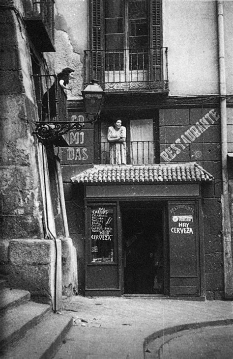 Calle Cuchilleros, hacia 1950.. Autor desconocido. Archivo ...