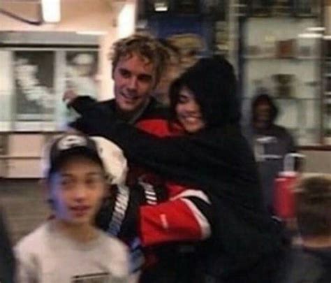 Captan a Selena Gomez abrazándose con Justin Bieber  VÍDEO
