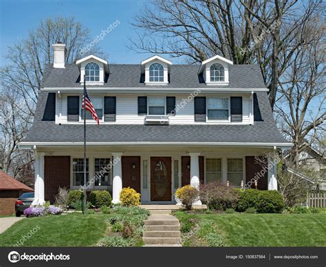 Casa americana con buhardillas y porche abierto — Foto de ...