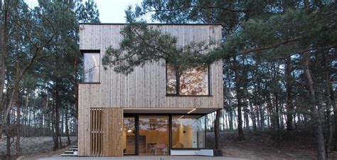 Casa de campo pequeña con moderna estructura de madera ...