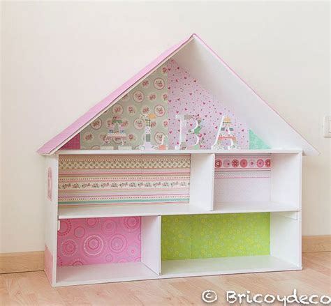 casa de muñecas hecha con una caja de madera reciclada