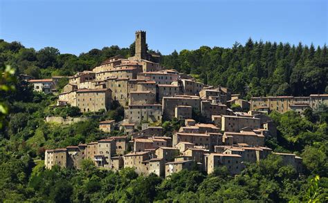 Castelnuovo Val di Cecina: fiumi, monti, terme e Medioevo