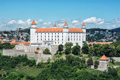 Castillo De Bratislava En El Capital De Eslovaquia Foto de ...