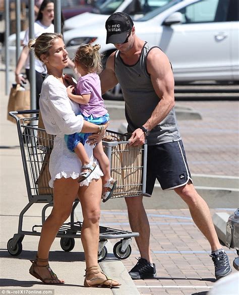 Chris Hemsworth and Elsa Pataky shop for groceries with ...