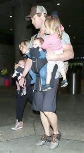 Chris Hemsworth and wife Elsa Pataky arrive at LAX with ...