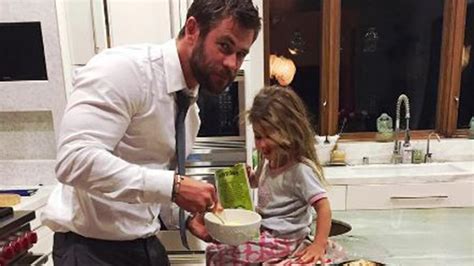 Chris Hemsworth bakes adorable dinosaur cake for daughter ...