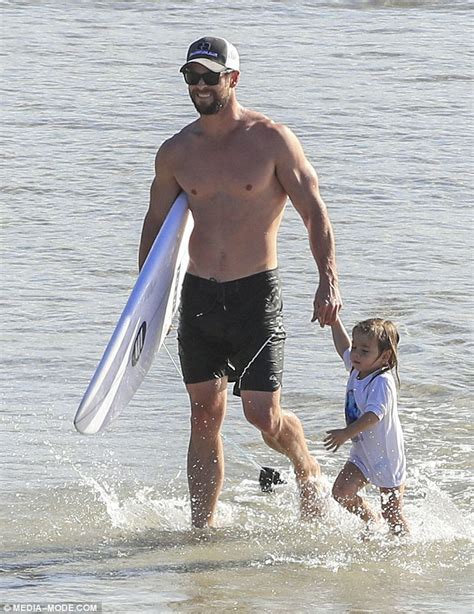 Chris Hemsworth shows off buff figure on family outing ...