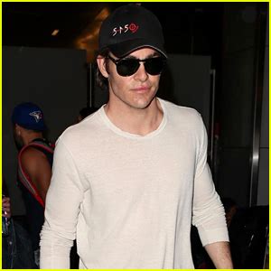 Chris Pine Sports Clean Shaven Face After Wrapping ‘Outlaw ...