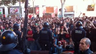 Cincuenta personas acosan a dos mossos en Badalona ...