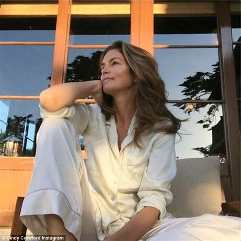 Cindy Crawford, 49, shares stunning make up free photo in ...